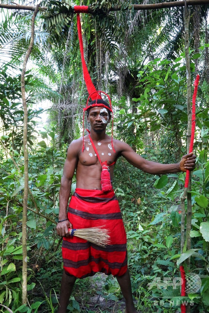 秘密結社が刻む心と体の傷、女性器切除の儀式 シエラレオネ