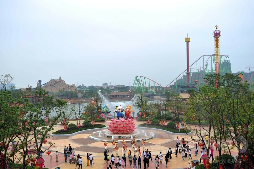 中国一の富豪、初の大型観光施設開業でディズニーに「宣戦布告」