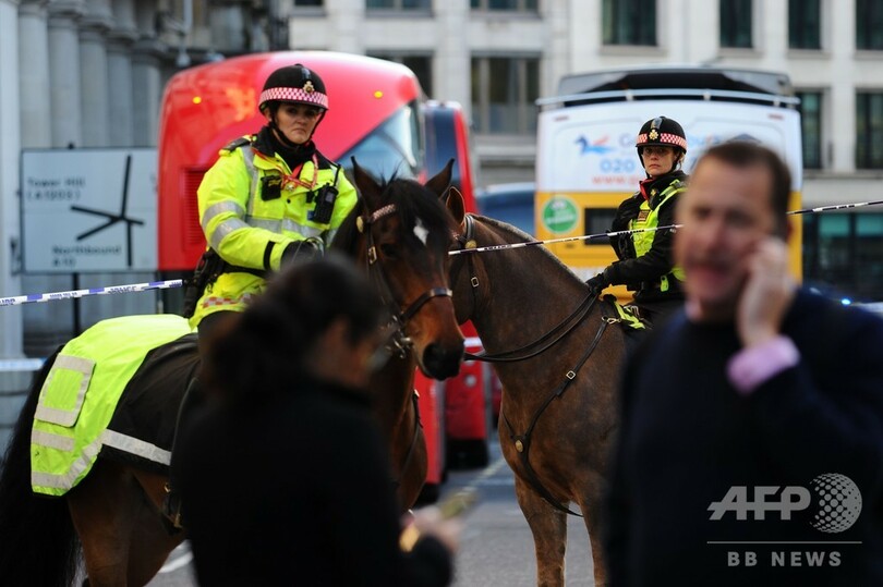 ロンドン刃物襲撃事件、容疑者取り押さえた市民らに称賛集まる