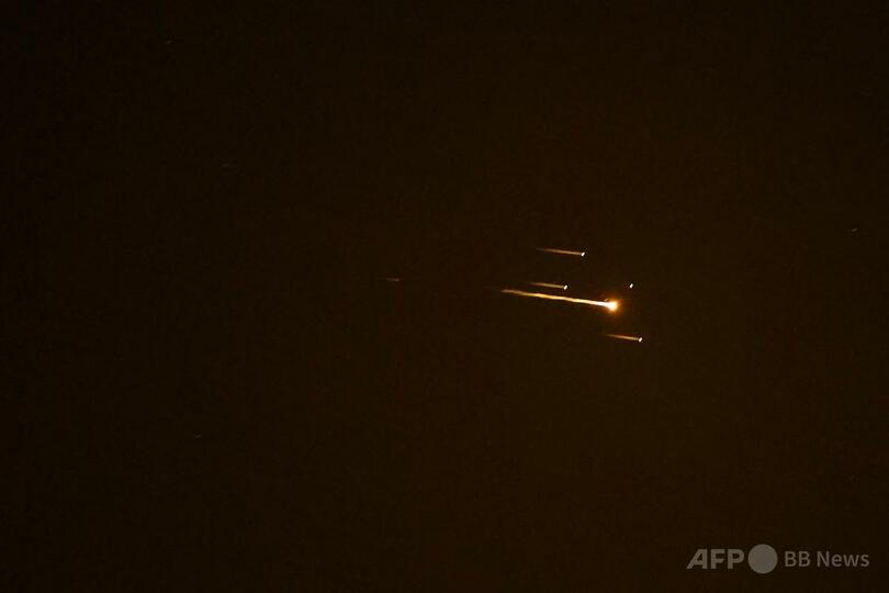 イスラエルの沿岸都市ネタニヤ上空で目撃されたロケットの軌跡（2026年4月4日撮影）。（c）JACK GUEZ/AFP