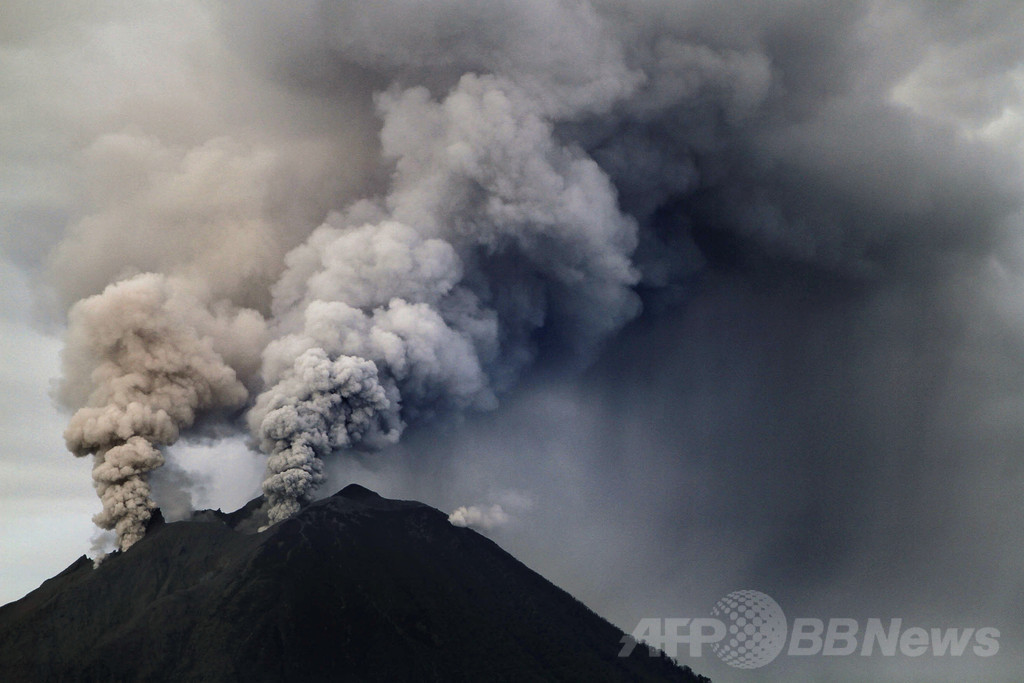 シナブン山の噴火が活発化、1万9000人以上が避難 インドネシア シナブン山の噴火が活発化、1万9000人以上が避難 インドネシア