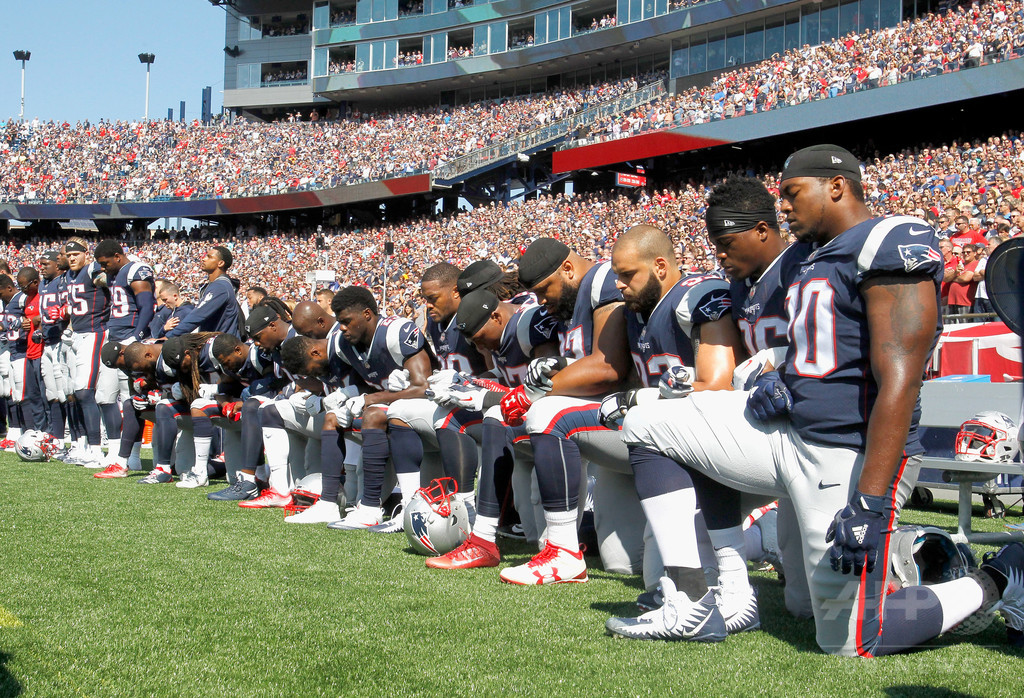 NFLの膝つき抗議に状況次第での「恩赦」を示唆、トランプ大統領 NFLの膝つき抗議に状況次第での「恩赦」を示唆、トランプ大統領