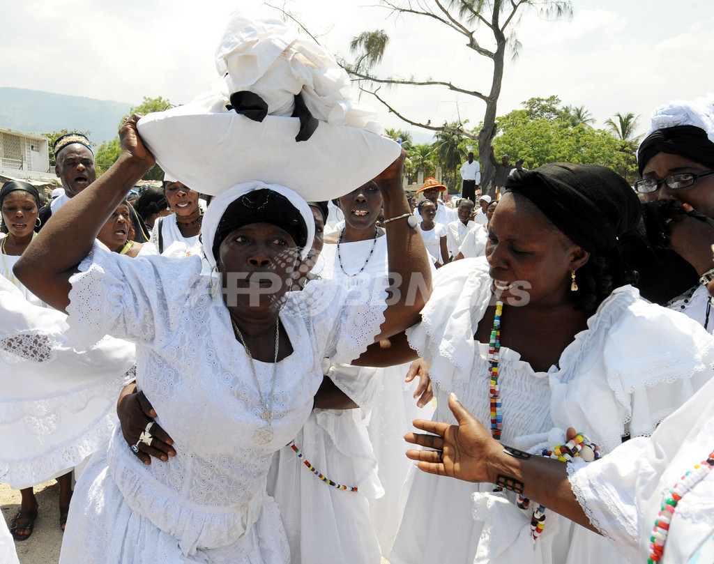 国際ニュース：AFPBB News大地震の犠牲者悼むブードゥー教の儀式、ハイチ