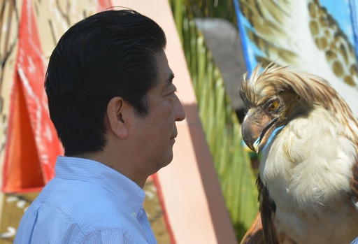 安倍首相、フィリピン国鳥のワシを「Sakura」と命名 写真6枚 国際