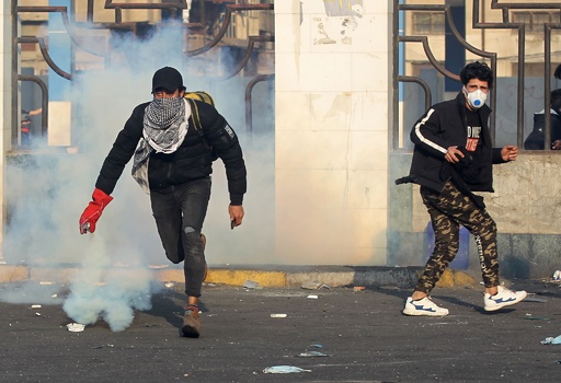 イラク首都で反政府デモ、3人死亡 一連の死者約460人 米大使館近くにはまたロケット弾