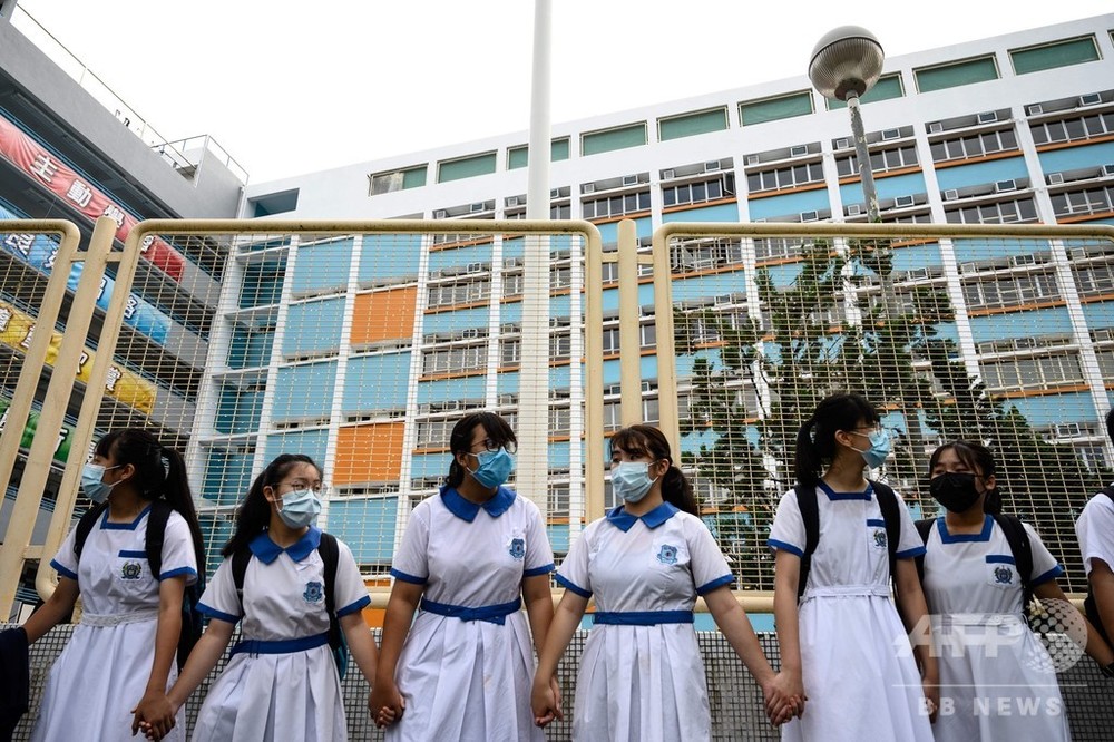 香港の生徒らが「人間の鎖」 逃亡犯条例の撤回発表後も抗議続く 写真11枚 国際ニュース：AFPBB News