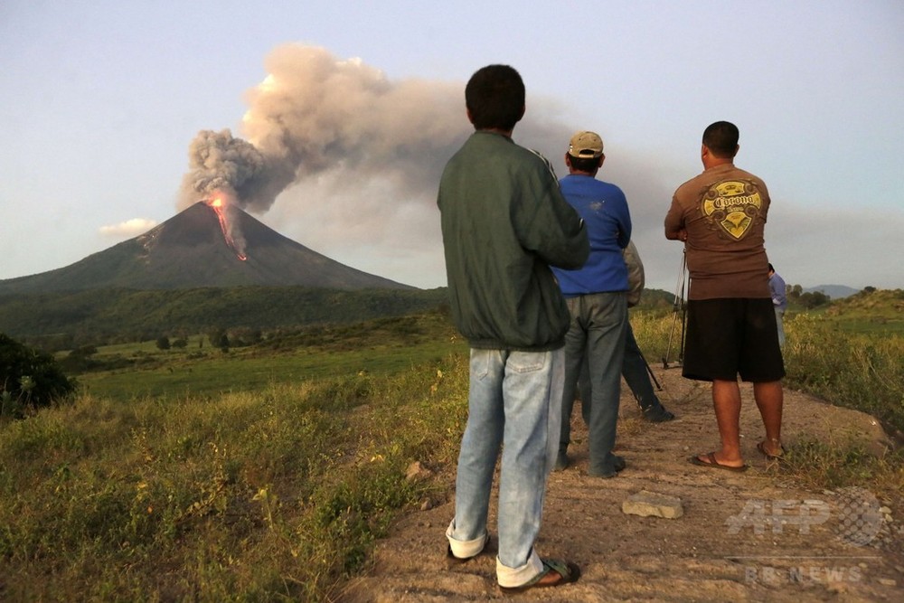 国際ニュース：AFPBB News中米ニカラグアでモモトンボ火山が噴火