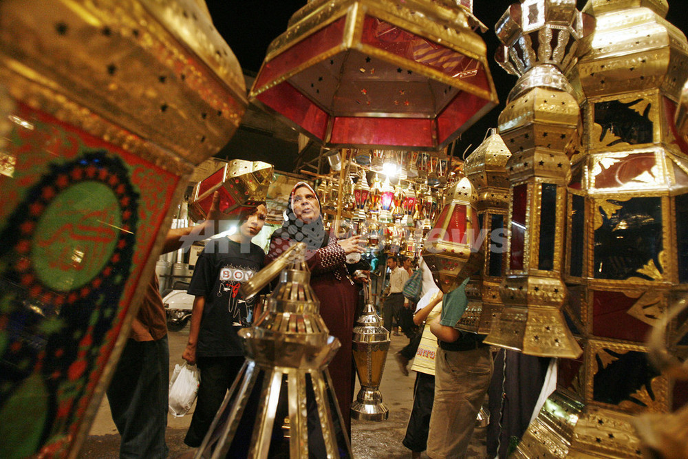 断食月「ラマダン」を迎えるエジプトで、地元住民ら伝統のランプを購入