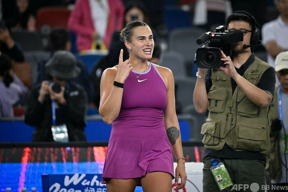 女子テニス チャンピオン　アリーナサバレンカ　直筆サイン入りフォト サバレンカが世界1位返り咲き シフィオンテク抜く 写真2枚 国際