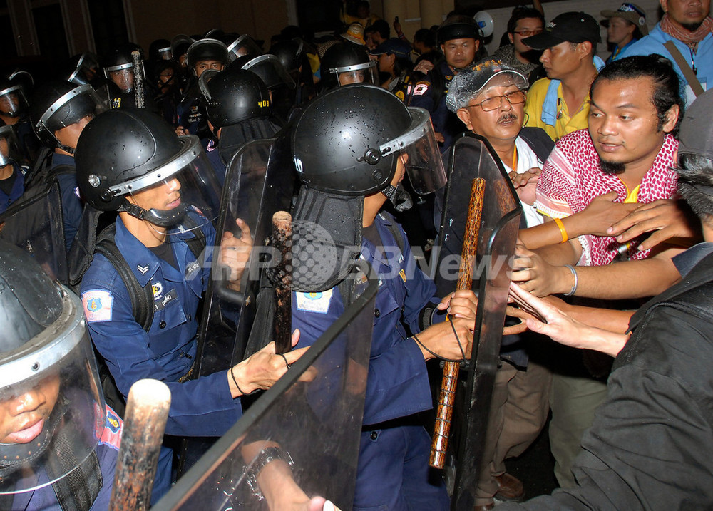 タイ首相府の占拠、デモ隊と警官隊が小競り合い 写真11枚 国際ニュース:AFPBB News