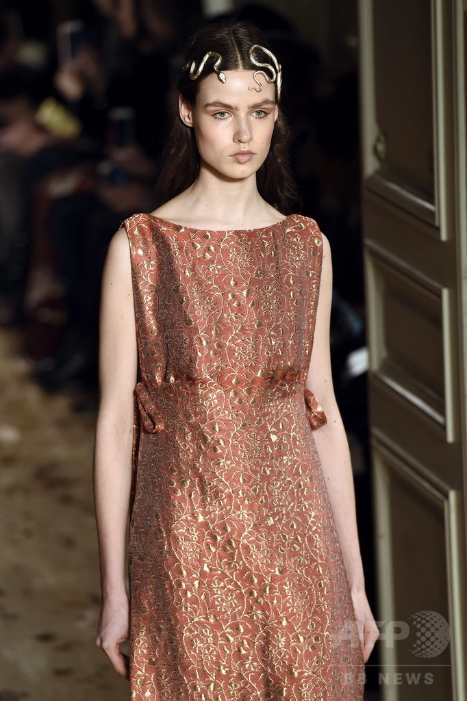 「ヴァレンティノ」16年春夏オートクチュール