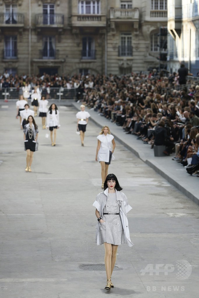「戦争ではなくファッションを創ろう！」モデルらがデモ行進、「シャネル」15年春夏