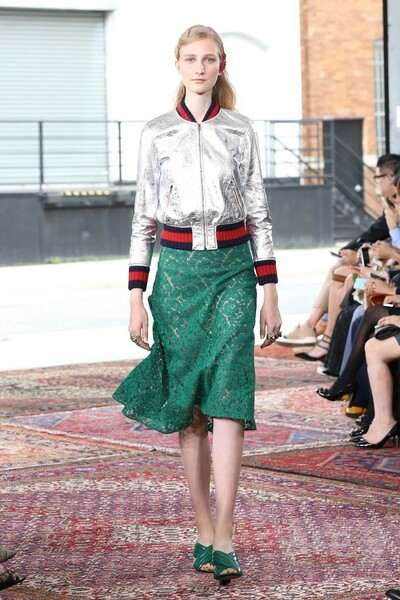 エキセントリックなパターンをレトロに、「グッチ」16年クルーズ