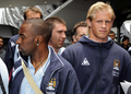 バンコクのスワンナプーム国際空港に到着したマンチェスター・シティのダリウス・ヴァッセル（%%Darius Vassell%%、左）とカスパー・シュマイケル（%%Kasper Schmeichel%%、右）。（2008年5月14日撮影）(c)AFP/Pornchai KITTIWONGSAKUL