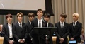 米ニューヨークの国連本部で演説する、韓国のヒップホップボーイズグループ「BTS（防弾少年団）」のメンバーら。国連提供（2018年9月24日撮影・公開）。(c)AFP PHOTO / UN/ Mark GARTEN