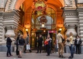 ロシア・モスクワの赤の広場にあるグム百貨店前で待たされる人たち（2017年9月13日撮影）。(c)AFP/Vasily MAXIMOV