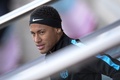欧州チャンピオンズリーグのASローマ戦を控え、練習施設に姿をみせたFCバルセロナのネイマール（2015年11月23日撮影）。(c)AFP/JOSEP LAGO