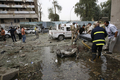 車両を使った自爆攻撃を受けたイラクの首都バグダッド（Baghdad）市の行政庁舎前（2009年10月25日撮影）。(c)AFP/SABAH ARAR