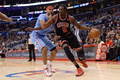 13-14NBA、ロサンゼルス・クリッパーズ（Los Angeles Clippers）対シカゴ・ブルズ（Chicago Bulls）。ロサンゼルス・クリッパーズのジャレッド・ダドリー（Jared Dudley、左）にマークされながらドライブで切り込むシカゴ・ブルズのルオル・デン（Luol Deng、2013年11月24日撮影）。(c)AFP/Getty Images/NBAE/Noah Graham