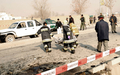 2007年12月4日、カブール（Kabul）で自爆テロ実行犯の遺体を運び出すアフガニスタン当局。(c)AFP/MASSOUD Hossaini
