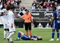 18-19フランス・リーグ1第34節、アミアン対ストラスブール。試合を担当したステファニー・フラパール主審（中央奥、2019年4月28日撮影）。(c)FRANCOIS LO PRESTI / AFP