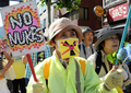 都内で2日、脱原発を求める大規模な集会とデモ行進が行われた。芝公園で行われた集会には主催者発表で東日本大震災による原発事故の被災者やノーベル賞作家の大江健三郎（Kenzaburo Oe）さんら7500人が参加。その後、参加者らは東京電力（TEPCO）本社前などを通るデモ行進を行った（2013年6月2日撮影）。(c)AFP/RIE ISHII