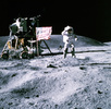 月面上に掲げた米国旗のそばに立つ、アポロ12号（Apollo 12）の乗組員（1969年11月19日撮影）。(c)AFP/NASA