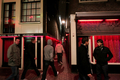 オランダ・アムステルダム（Amsterdam）の｢飾り窓｣地区として知られる売春地区を歩く客や旅行者（2008年12月8日撮影）。(c)AFP/ANOEK DE GROOT