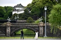 新型ウイルス流行による非常事態宣言下で人けの少ない東京の皇居前広場（2020年5月20日撮影）。(c)CHARLY TRIBALLEAU / AFP