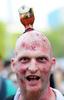 ドイツ中部フランクフルト・アムマイン（Frankfurt am Main）で7日、「ゾンビ・ウォーク（Zombie Walk）」が開催され、特殊メークでゾンビに扮（ふん）した参加者らが街に繰り出した。

写真は、特殊メークを施してゾンビに扮した参加者（2013年9月7日撮影）。(c)AFP/DPA/DANIEL REINHARDT