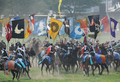 福島県の伝統祭り「相馬野馬追」は29日に2日目を迎え、東日本大震災の影響で前年は見送られていた主行事の甲冑（かっちゅう）競馬と神旗争奪戦が南相馬市で行われた。1000年にわたり続く祭りにはこの日、数万人が訪れ、約400騎が繰り広げる勇壮な伝統行事を楽しんだ。

写真は神旗争奪戦で、中央にある黄色い旗を奪い合う騎馬武者たち（2012年7月29日撮影）。(c)AFP/Toru YAMANAKA