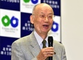 ノーベル医学生理学賞の受賞が決まったことを受けて東京都内の北里大学で記者会見する大村智・北里大特別栄誉教授（2015年10月5日撮影）。(c)AFP/Yoshikazu TSUNO