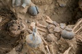 ペルー・チャンチャン遺跡の集団墓地で見つかった遺骨。ペルー文化省提供（2021年11月11日撮影）。(c)AFP PHOTO /  PERUVIAN MINISTRY OF CULTURE