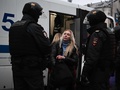 ロシア・モスクワで、ウクライナ侵攻をめぐる部分動員令への抗議デモに参加して警察に拘束された女性（2022年9月24日撮影）。(c)AFP