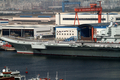 中国初めての空母「遼寧（Liaoning）」が25日、正式に就役した。中国国防省が発表した。

中国初の空母は、ウクライナから購入した旧ソ連の空母「ワリャーグ（Varyag）」を遼寧（Liaoning）省大連（Dalian）で改修したもので、その省名から名称がつけられた。

写真は大連の海軍基地に係留された「遼寧（Liaoning）」（2012年9月25日撮影）。(c)AFP