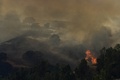 米カリフォルニア（California）州ロサンゼルス（Los Angeles）市郊外カラバサス（Calabasas）で18日、高速道路101号線付近で山火事が発生し、ロサンゼルス郡消防当局によるとこれまでに16～20ヘクタールが焼けた。火事の原因は北行きの車線で起きた自動車火災だとされ、消防当局が地上と空から消火活動にあたっている。

写真は、延焼する山火事（2013年8月18日撮影）。(c)AFP/JOE KLAMAR
