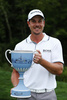 男子ゴルフ米国ツアーのフェデックス・カップ（FedEx Cup 2013）プレーオフ第2戦、ドイツ銀行選手権（Deutsche Bank Championship 2013）最終日。優勝トロフィーを手にポーズを取るヘンリク・ステンソン（Henrik Stenson、2013年9月2日撮影）。(c)AFP/Getty Images/Jim Rogash