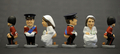 スペイン・カタルーニャ（Catalonia）地方のクリスマス恒例の排便人形「カガネル（Caganer、「排便」の意）が今年も製作され、サッカースペイン1部リーグのFCバルセロナ（%%FC Barcelona%%）所属の選手をはじめ、ロックンロールのレジェンド、英国のロイヤルファミリーが登場した。

カタルーニャでは18世紀頃から、クリスマスシーズンになると有名人が排泄する姿を模した陶器の人形を自宅内に隠し、招待客に探させるのが風習となっている。カガネルは翌年の豊穣（ほうじょう）、希望、繁栄の象徴とされる。

英国のウィリアム王子（Prince William）とキャサリン妃（Catherine, Duchess of Cambridge）、英国兵のカガネル（2011年11月8日撮影）。(c)AFP/LLUIS GENE&lt;a href=&quot;http://www.afpbb.com/article/sports/soccer/spain/2839725/8051270&quot;&gt;&lt;b&gt;＜記事本文へ戻る＞&lt;/b&gt;&lt;/a&gt;