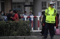 中国・内モンゴル自治区通遼市の学校前に立つ警官（2020年9月10日撮影）。(c)NOEL CELIS / AFP