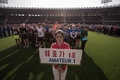 北朝鮮・平壌で、金日成競技場に集まった平壌国際マラソンの外国人出場者たち（2017年4月9日撮影）。(c)AFP/Ed JONES