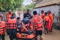 フィリピン・サンボアンガで、地元住民を避難させる救助隊員。フィリピン沿岸警備隊提供（2022年10月28日撮影・同29日公開）。(c)AFP PHOTO /  PHILIPPINE COAST GUARD