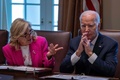 米ホワイトハウスで開かれた、がん撲滅に向けた会合に出席したジョー・バイデン大統領（右）と妻のジル夫人（2023年9月13日撮影）。(c)Jim WATSON / AFP