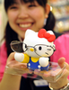 東京・池袋の東武百貨店（Tobu Department Store）でリニューアルオープンしたサンリオコーナーに陳列される（Sanrio）の人気キャラクター、ハローキティ（Hello Kitty）の眼鏡置き（2008年8月28日撮影）。(c)AFP/Yoshikazu TSUNO