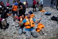 ギリシャ・レスボス島の海岸に上陸し、祈りの言葉を発するシリア難民（2015年9月7日撮影）。(c)AFP/ANGELOS TZORTZINIS
