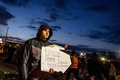 ポーランド東部メディカの国境検問所で、バスで到着するウクライナからの難民に交通手段を提供するボランティア（2022年2月26日撮影）。(c)Wojtek RADWANSKI / AFP