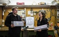 ドイツ・ケルンのUVISの作業場に立つカタリナ・オブラーデンさん（右）と従業員（2020年4月22日撮影）。(c)Ina FASSBENDER / AFP