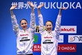 第20回世界水泳選手権、アーティスティックスイミング（AS）、デュエット・テクニカルルーティン（TR）決勝。表彰式に臨む金メダルの比嘉もえ/安永真白組（2023年7月16日撮影）。(c)Yuichi YAMAZAKI / AFP