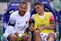 サッカー国際親善試合、セレッソ大阪対パリ・サンジェルマン。ベンチで笑顔を見せるパリ・サンジェルマンのネイマール（左）とマルコ・ヴェッラッティ（2023年7月28日撮影）。(c)PAUL MILLER / AFP