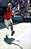子テニス国別対抗戦、デビスカップ（Davis Cup 2011）は18日、東京の有明コロシアム（Ariake Coliseum）で日本とインドによるワールドグループプレーオフが行われ、日本は3日目のシングルスで錦織圭（Kei Nishikori）が勝利し、日本は27年ぶりとなるワールドグループ復帰を決めた。

錦織は通算4戦目となったシングルス第3試合でインドのビシュヌ・バルドゥハン（%%Vishnu Vardhan%%）を7-5、6-3、6-3のストレートで下し、通算成績を3勝1敗として勝利を決めた。

リターンショットを打つ錦織圭（2011年9月18日撮影）。(c)AFP/KAZUHIRO NOGI