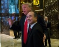 米ニューヨークのトランプ・タワーで、会談後に報道陣と会見するドナルド・トランプ次期米大統領とソフトバンクグループの孫正義社長（2016年12月6日撮影）。(c)AFP/Eduardo Munoz Alvarez